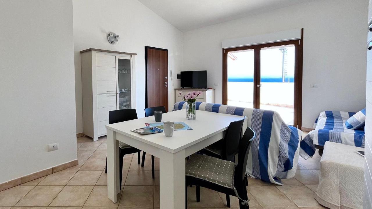 Ferienwohnung Attici Con Terrazzo Vista Mare Calasetta Exterior foto