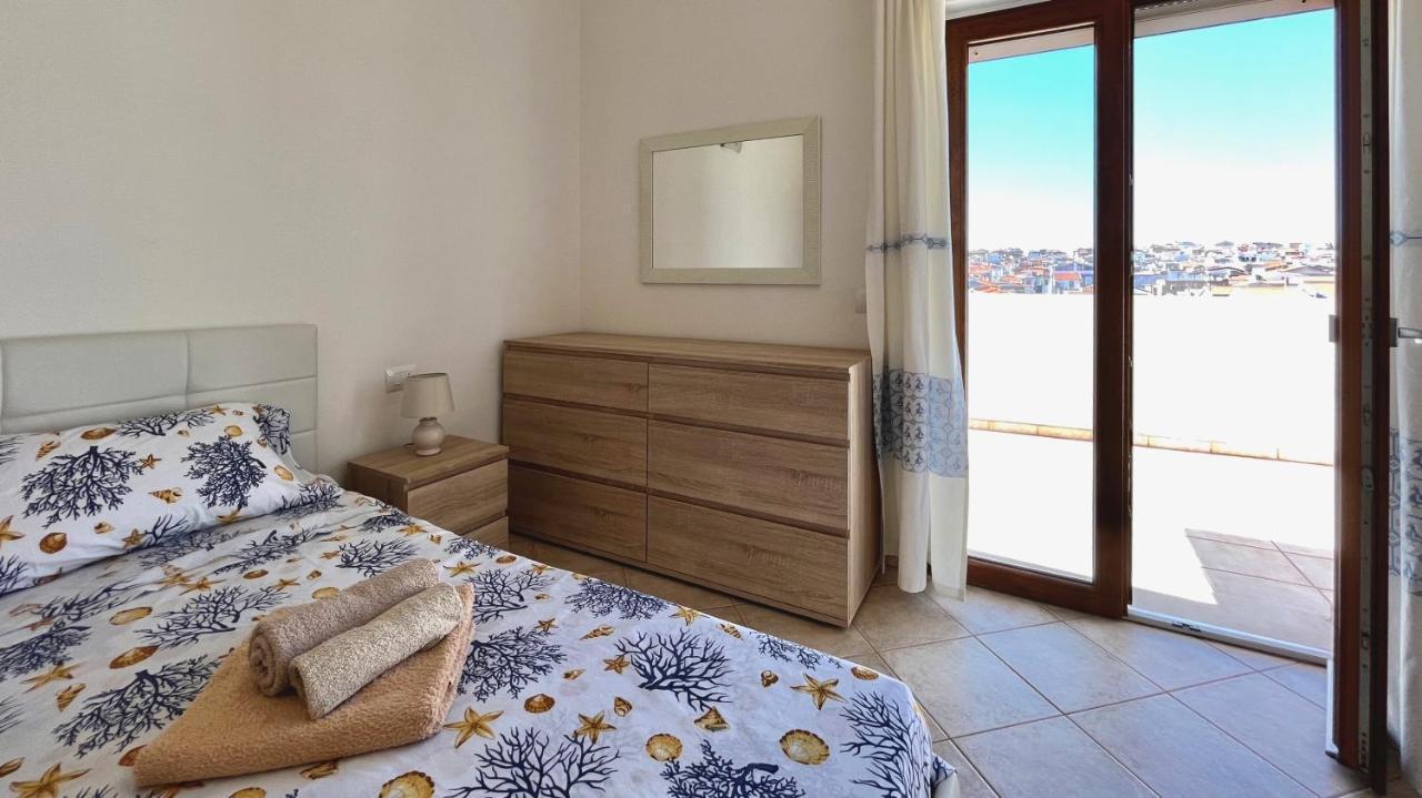 Ferienwohnung Attici Con Terrazzo Vista Mare Calasetta Exterior foto