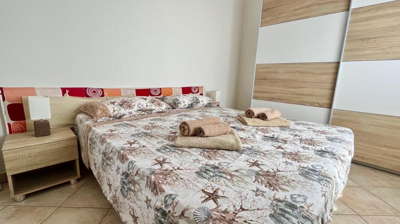 Ferienwohnung Attici Con Terrazzo Vista Mare Calasetta Exterior foto