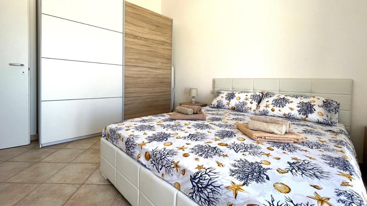 Ferienwohnung Attici Con Terrazzo Vista Mare Calasetta Exterior foto